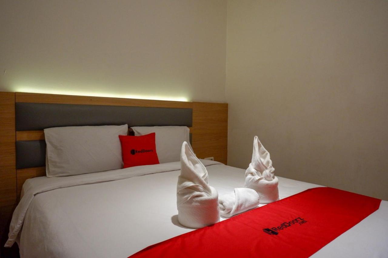 Reddoorz Plus @ Losari Makassar Eksteriør billede