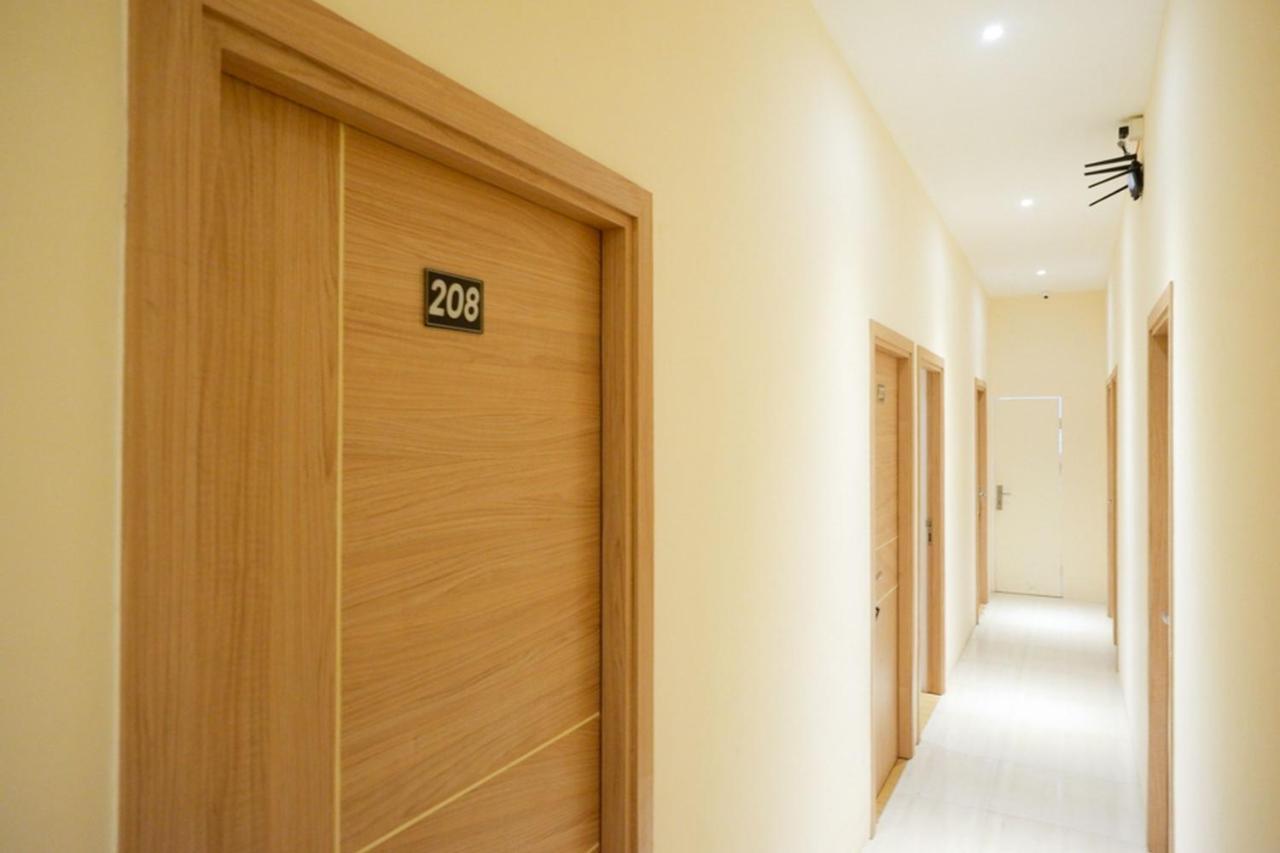 Reddoorz Plus @ Losari Makassar Eksteriør billede