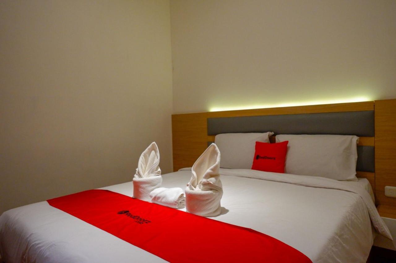 Reddoorz Plus @ Losari Makassar Eksteriør billede